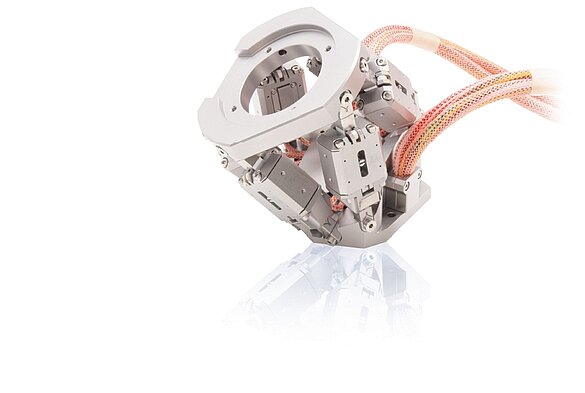 The miniature Hexapod moves loads of up to approx. 1.5 kg over linear travel ranges of up to 1.5 mm and angles up to 2°. The walking drives used also work reliably in magnetic fields.